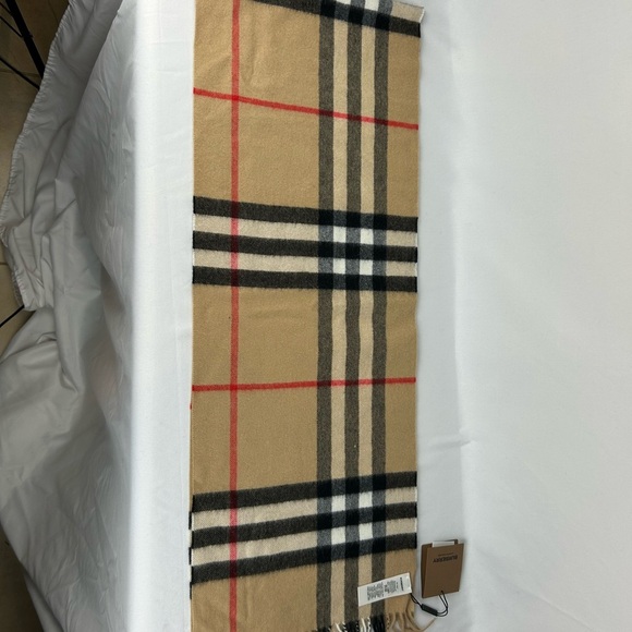Burberry Beige Giant House Check Scarf 168cm x 30cm Retail $840 NWTs - Picture 4 of 16
